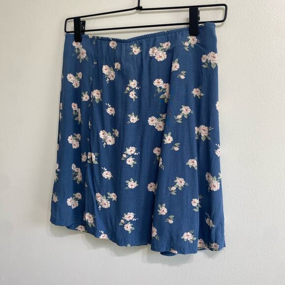 American Eagle Floral Mini Skirt - Size Small - Trendy & Chic - Picture 2 of 9